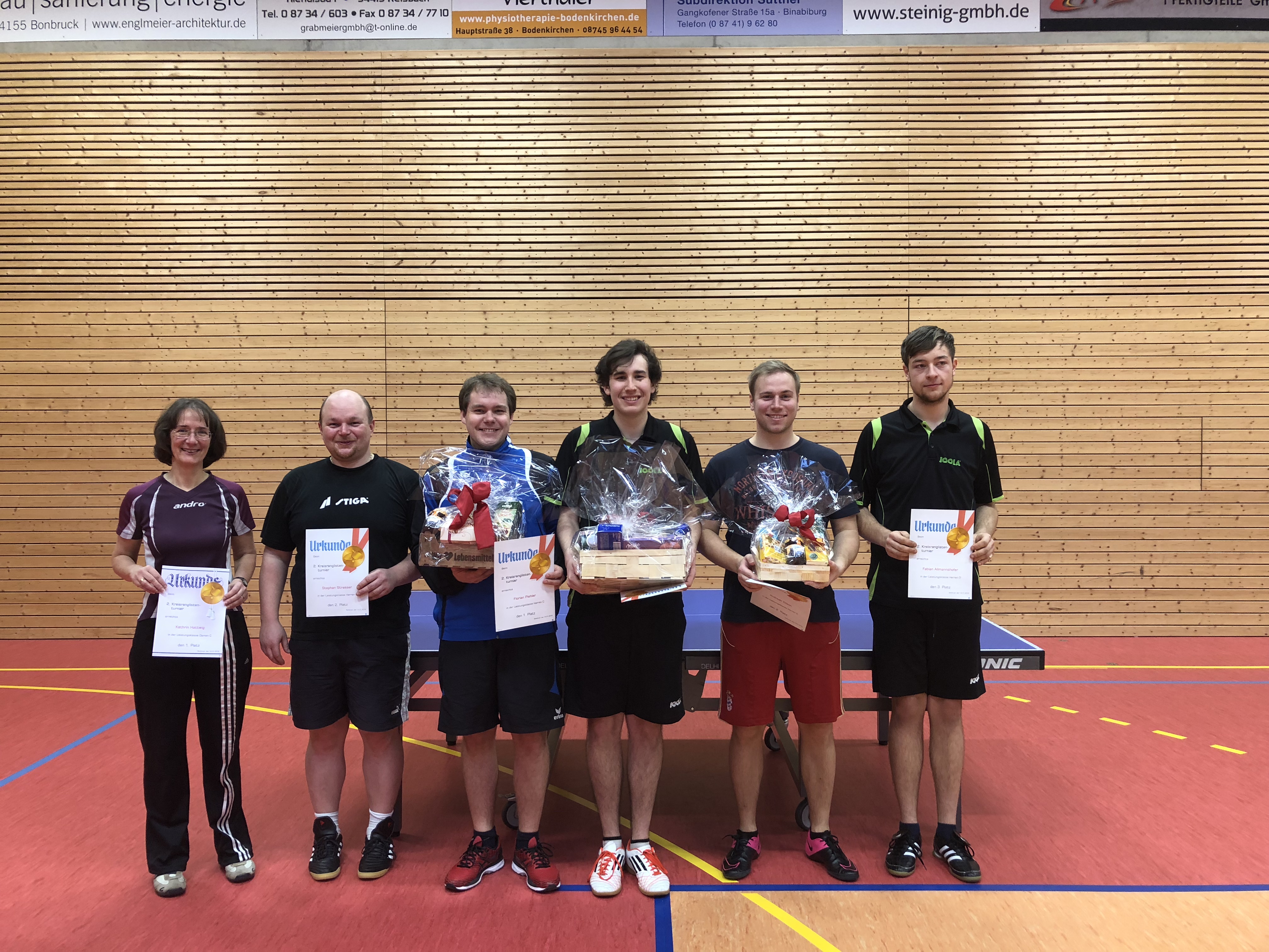 Turnier- und Leistungsklassensieger (v.l.): Kathrin Hattwig (1. Damen C), Stephan Strasser (2. Herren D) / Fachwart Einzelsport Tischtennis Kreis Landshut, Florian Piehler (2. Turnier, 1. Herren C) / 